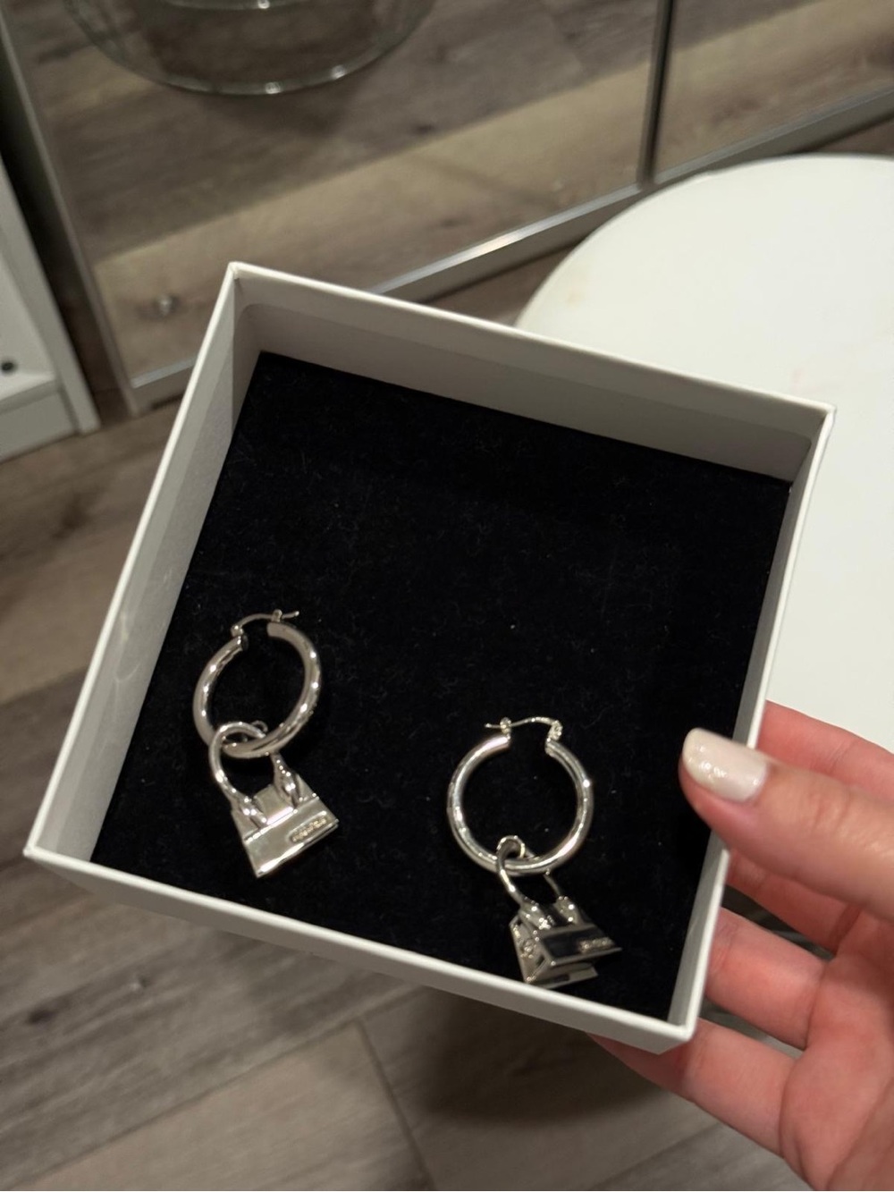 Jacquemus gold Chiquito hoop earrings with mini bag charm - Picture 4 of 8